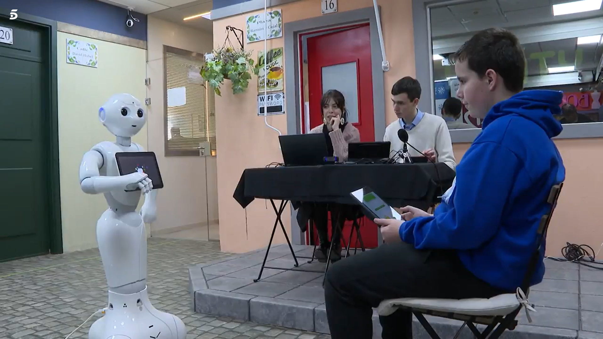 El robot Pepper en una de sus sesiones con Vicent